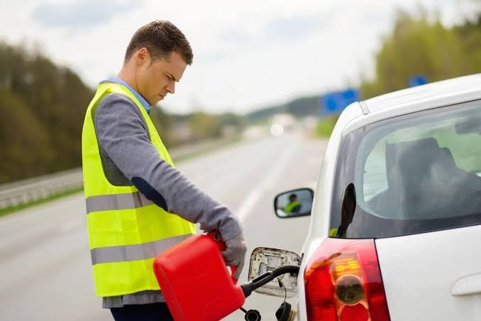Roadside fuel delivery assistance for a vehicle that has run out of gas