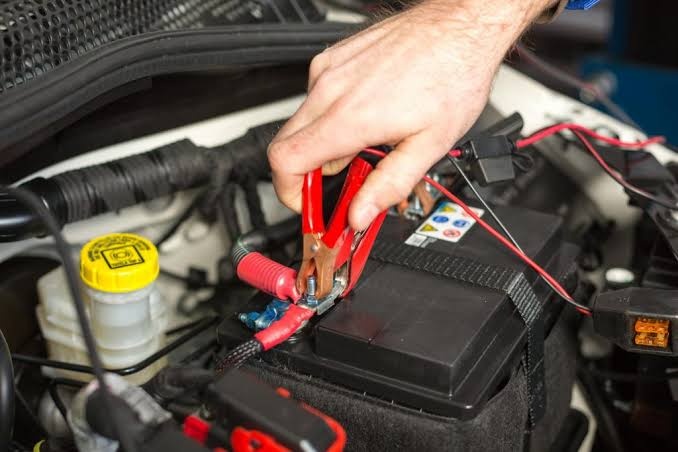 Vehicle battery jumpstart assistance using jumper cables