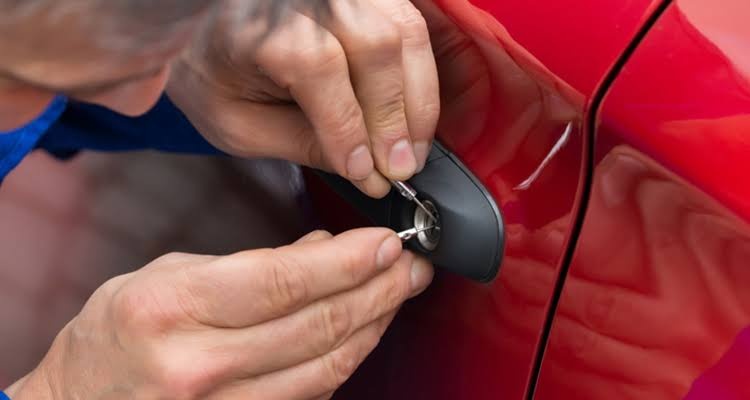 Vehicle lockout assistance for drivers who cannot access their car